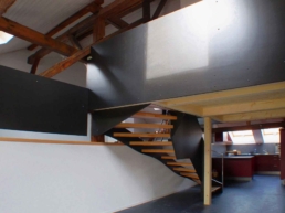 Architecte Transformation rural en appartements escalier bois mezzanine