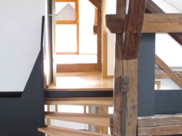 Architecte Transformation rural en appartements escalier bois