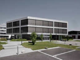 Architecte construction-multinationale-bureaux-façade-verre-métal