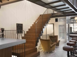 Architecte rénovation bâtiment classé aménagement bar passerelle escalier