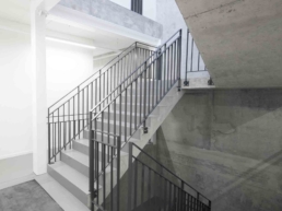 Architecte construction bâtiment mixte station de lavage escalier béton